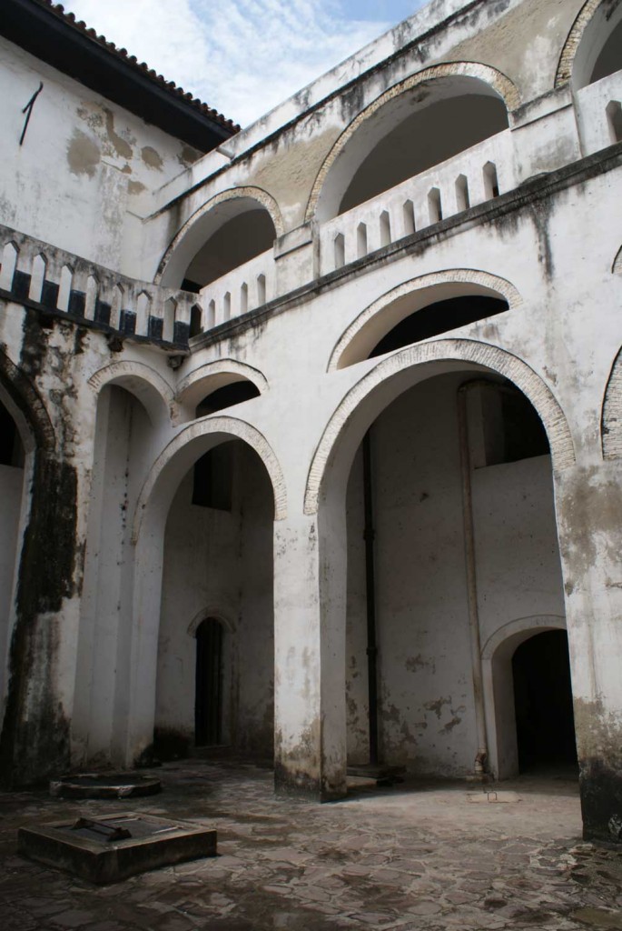 burkinafasoreis-M.Velthuis-bogen-binnenplaats-kasteel-Elmina