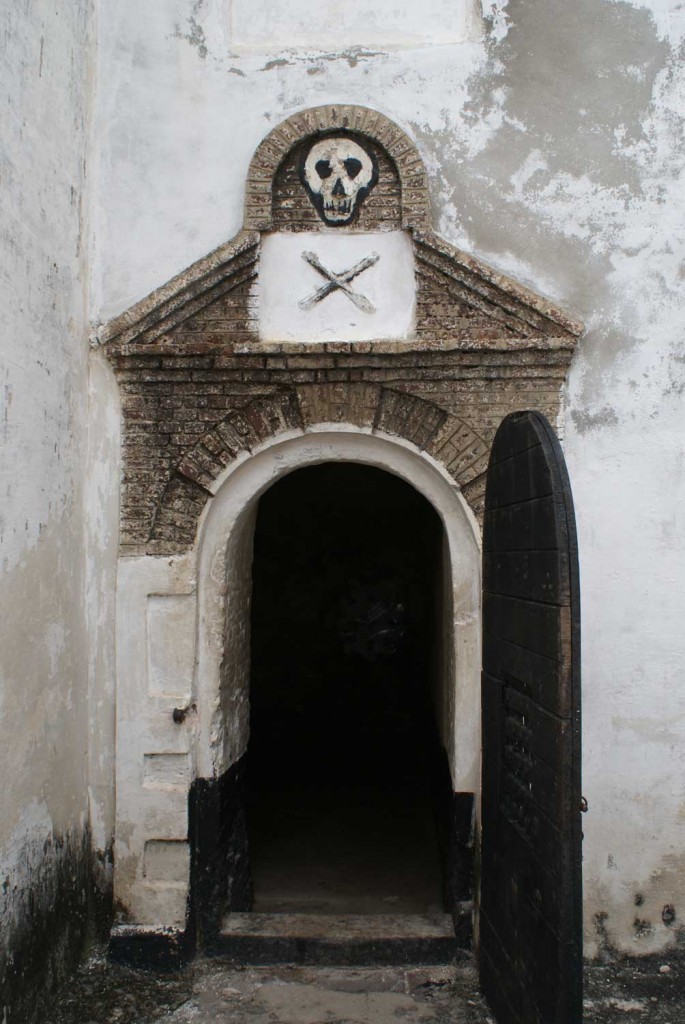 burkinafasoreis-M.Velthuis-poortje-doodshoofd-kasteel-Elmina