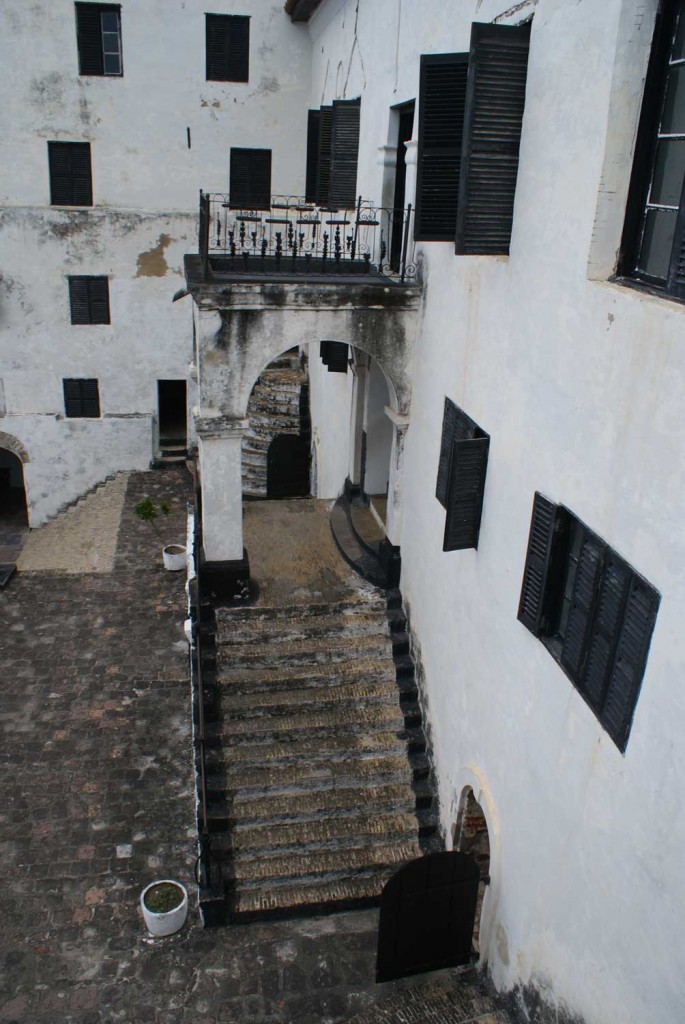 burkinafasoreis-M.Velthuis-binnenplaats-hek-kasteel-Elmina