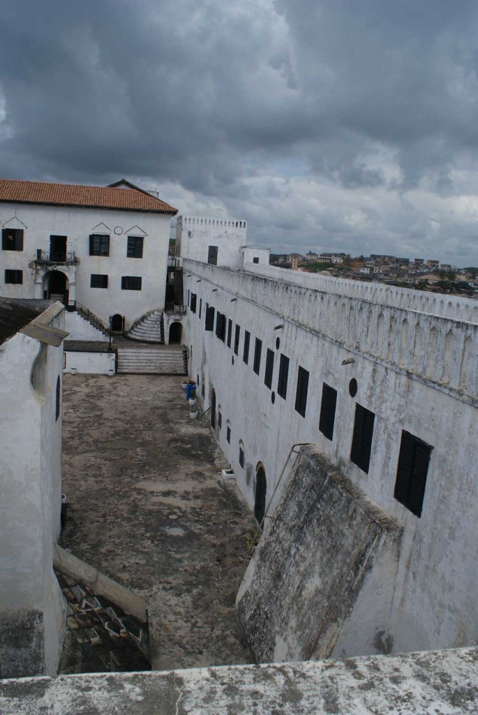 burkinafasoreis-M.Velthuis-buitenmuur-kasteel-Elmina-2