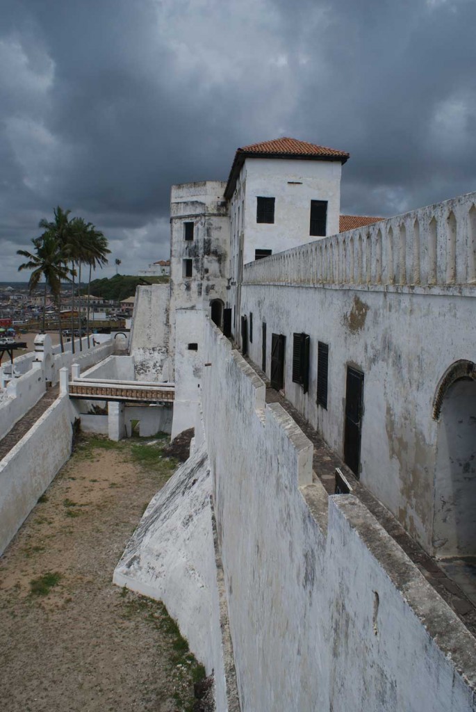 burkinafasoreis-M.Velthuis-buitenmuur-kasteel-Elmina