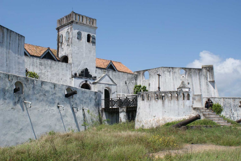 burkinafasoreis-M.Velthuis-kasteel-Elmina-landzijde